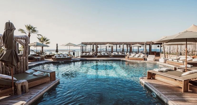 Image: http://www.bookyourweddingday.com/images/media/uploadfiles/Um Beach Club 2.jpg